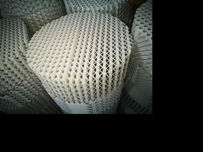 陶瓷波纹填料:表面光滑特性在食品级精馏塔中的关键作用与性能优化