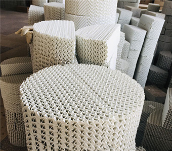 陶瓷波纹填料：耐干热性能与高温干燥塔专用应用