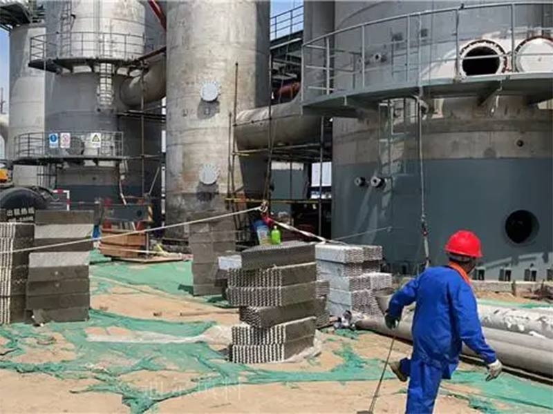 山东炼油企业填料安装现场