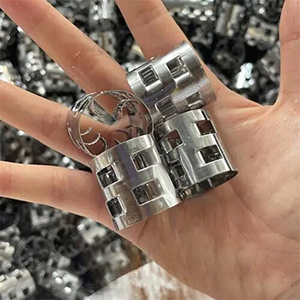 分析散堆填料材质差异在工业应用中的价格影响与性能优化