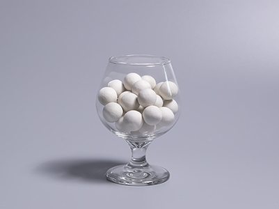 高强度氧化铝陶瓷球在水泥磨机中的定制应用与性能提升