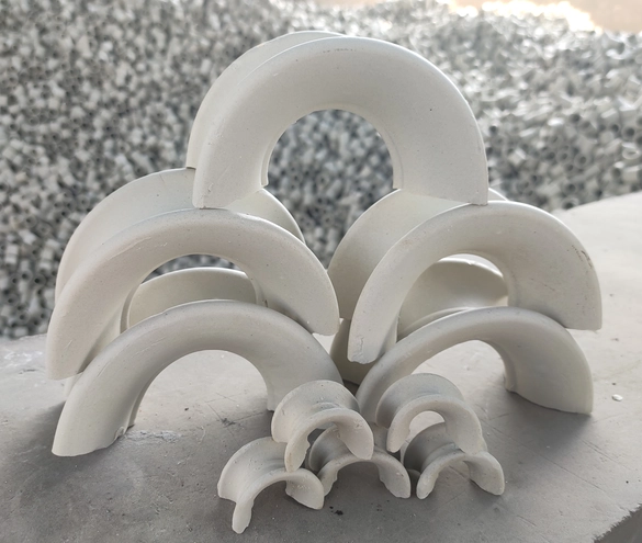 在填料塔设计中如何正确选择矩鞍环填料的厚度及其影响因素