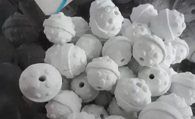 耐氧化开孔瓷球 长期高温运行反应器惰性填料球